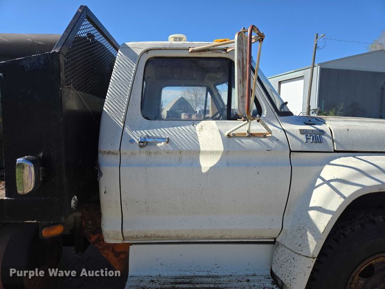 image for item EB1430 1978 Ford F700 flatbed truck