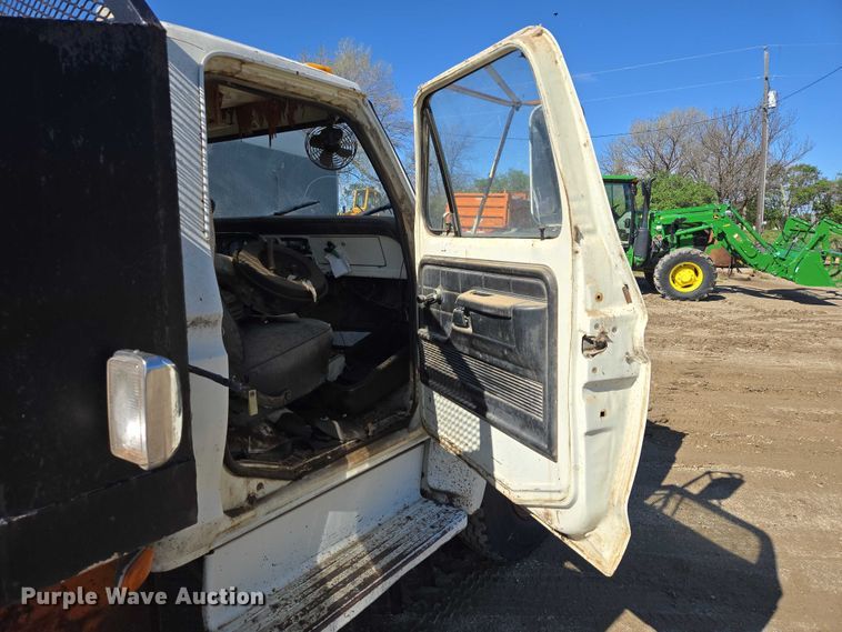 image for item EB1430 1978 Ford F700 flatbed truck