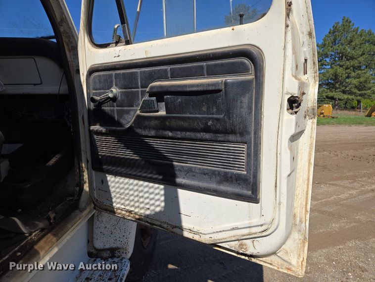 image for item EB1430 1978 Ford F700 flatbed truck
