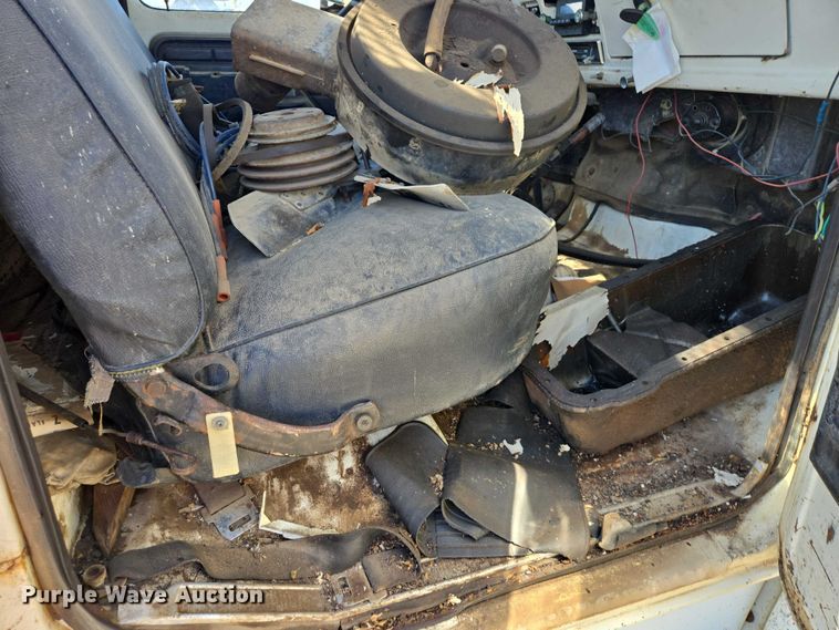 image for item EB1430 1978 Ford F700 flatbed truck