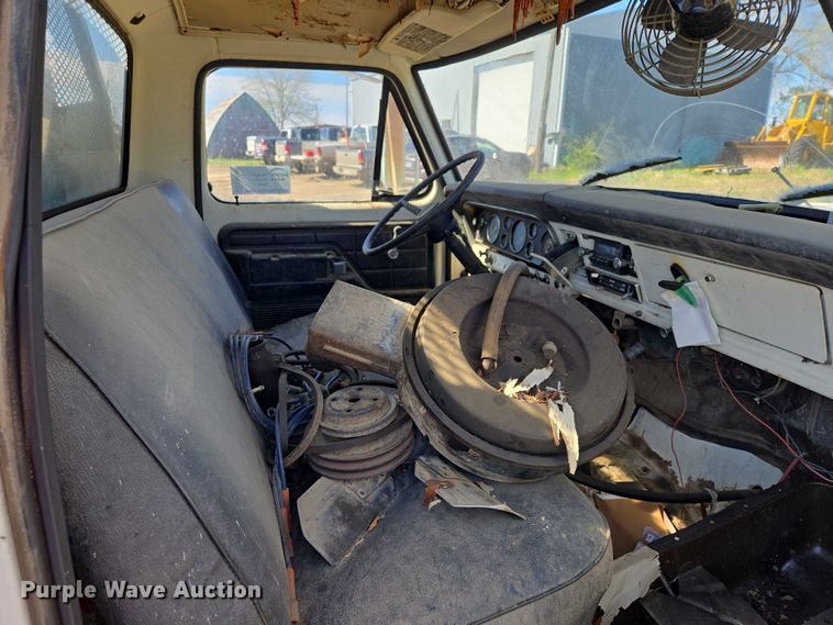 image for item EB1430 1978 Ford F700 flatbed truck
