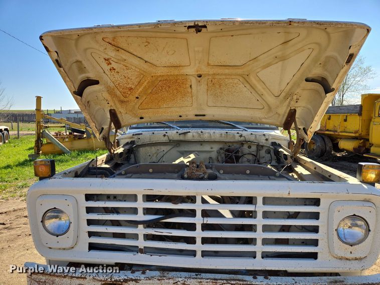 image for item EB1430 1978 Ford F700 flatbed truck
