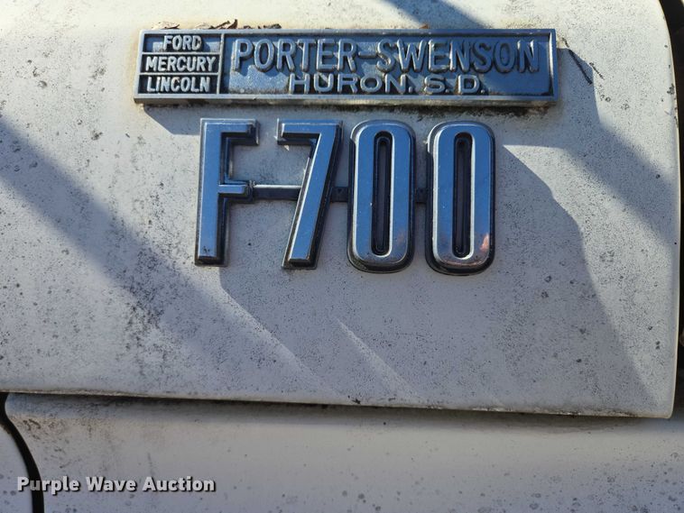 image for item EB1430 1978 Ford F700 flatbed truck