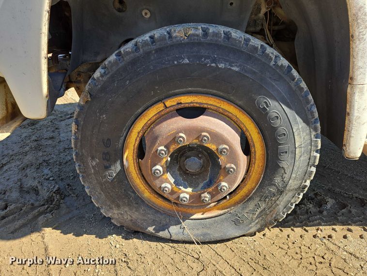 image for item EB1430 1978 Ford F700 flatbed truck