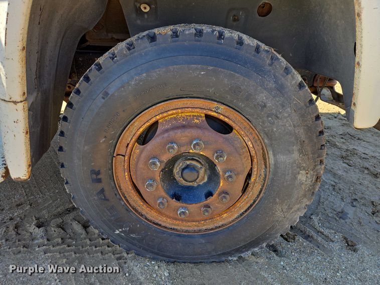 image for item EB1430 1978 Ford F700 flatbed truck