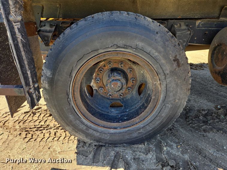image for item EB1430 1978 Ford F700 flatbed truck