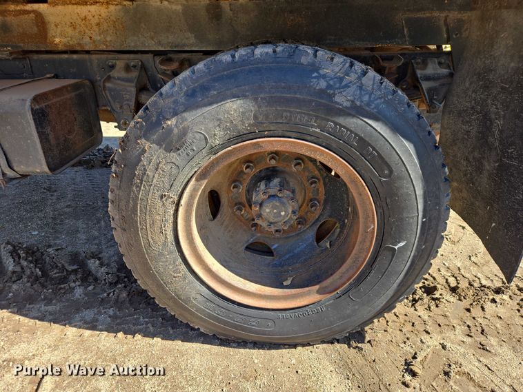 image for item EB1430 1978 Ford F700 flatbed truck