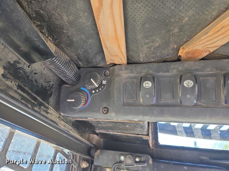 image for item EB1435 2005 John Deere 317 skid steer loader