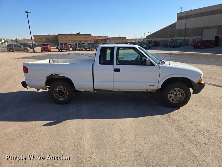 image for item EB1436 2001 Chevrolet S-10  pickup truck