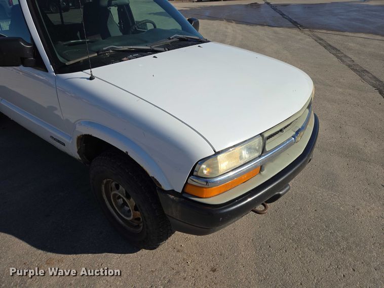 image for item EB1436 2001 Chevrolet S-10  pickup truck