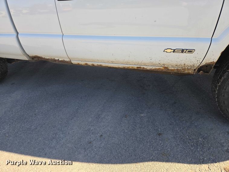 image for item EB1436 2001 Chevrolet S-10  pickup truck
