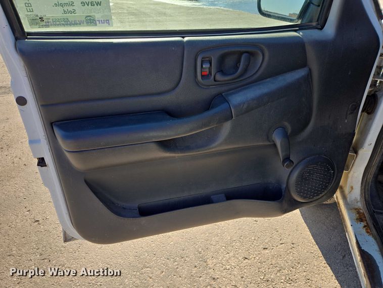 image for item EB1436 2001 Chevrolet S-10  pickup truck