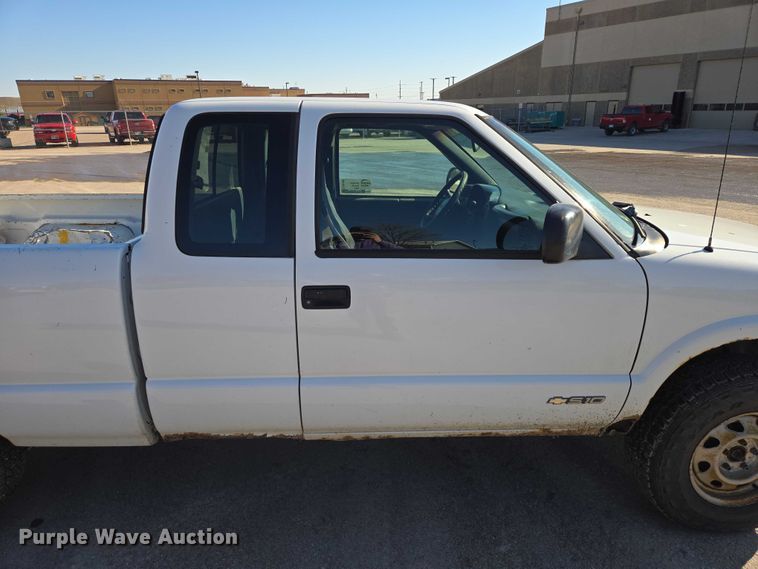 image for item EB1436 2001 Chevrolet S-10  pickup truck
