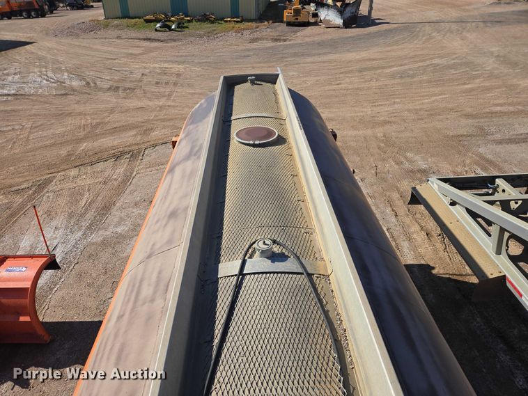 image for item EB1437 1968 Trailmobile F11T4HC1 tank trailer