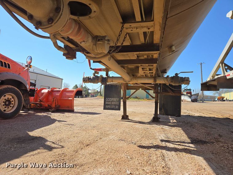 image for item EB1437 1968 Trailmobile F11T4HC1 tank trailer