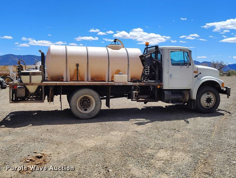 image for item ED0061 1993 International 4700 applicator truck