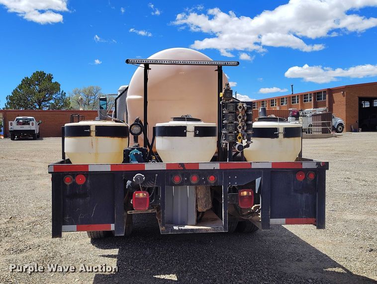 image for item ED0061 1993 International 4700 applicator truck