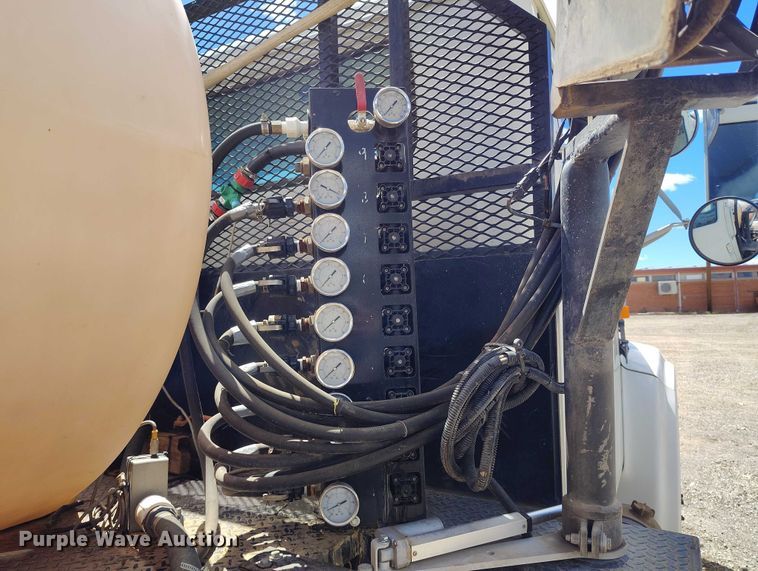 image for item ED0061 1993 International 4700 applicator truck