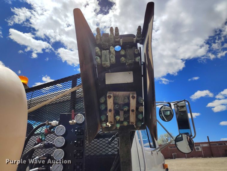 image for item ED0061 1993 International 4700 applicator truck