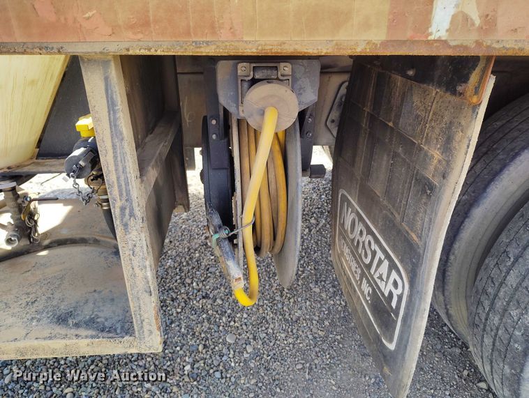 image for item ED0061 1993 International 4700 applicator truck