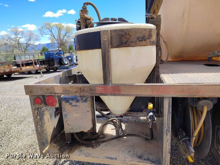 image for item ED0061 1993 International 4700 applicator truck