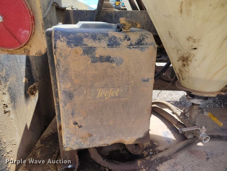 image for item ED0061 1993 International 4700 applicator truck