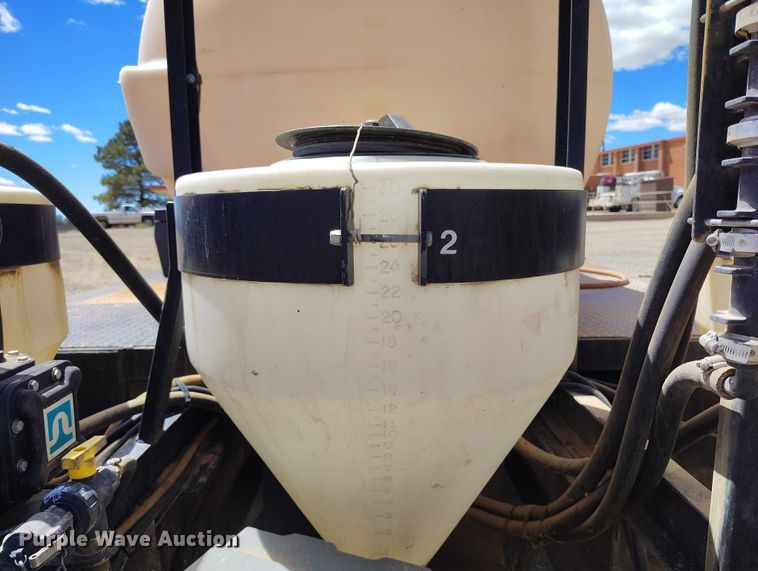 image for item ED0061 1993 International 4700 applicator truck