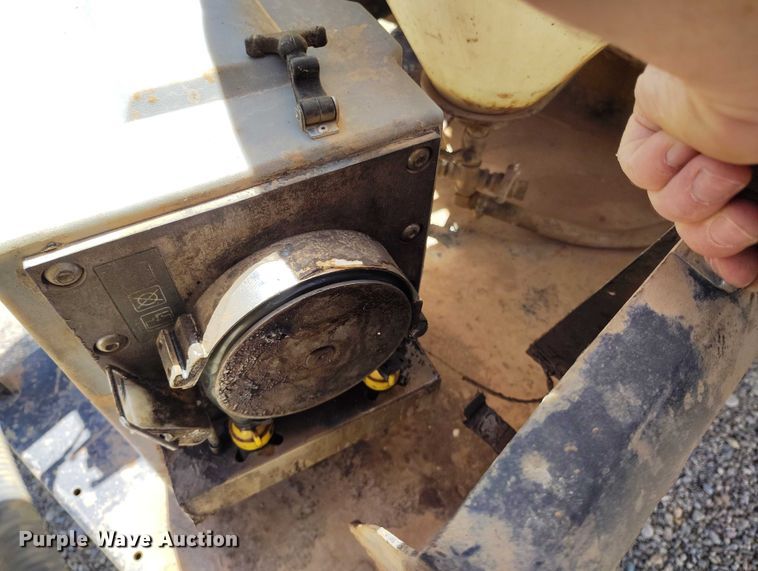 image for item ED0061 1993 International 4700 applicator truck