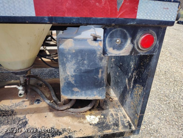 image for item ED0061 1993 International 4700 applicator truck