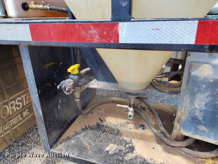 image for item ED0061 1993 International 4700 applicator truck