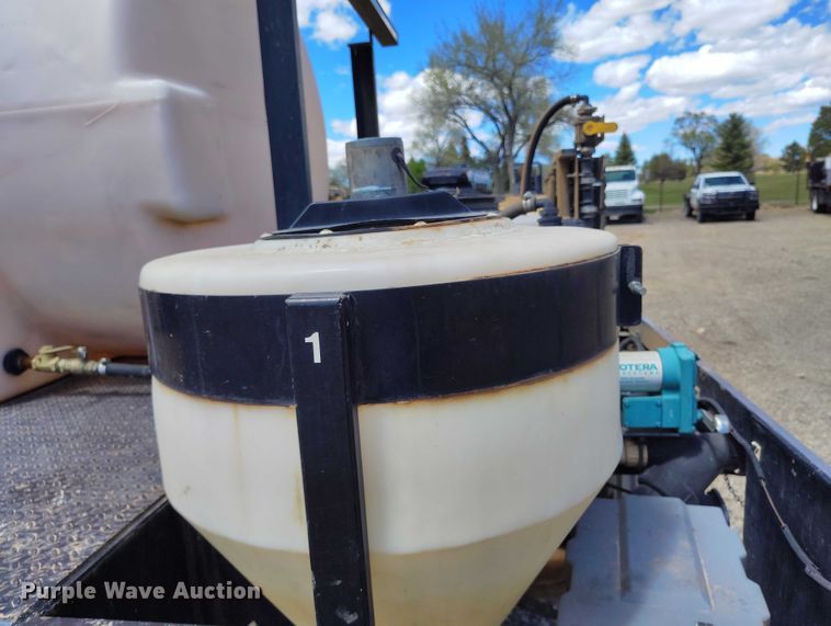 image for item ED0061 1993 International 4700 applicator truck