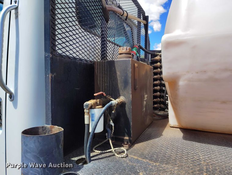 image for item ED0061 1993 International 4700 applicator truck