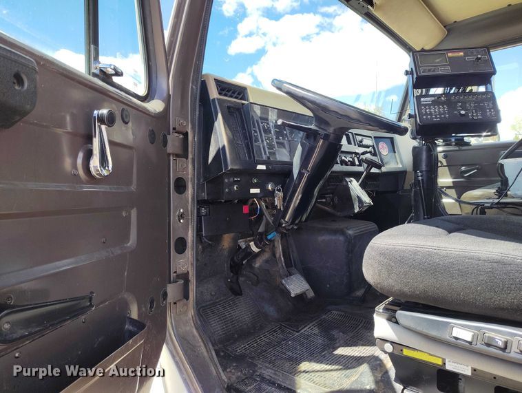 image for item ED0061 1993 International 4700 applicator truck