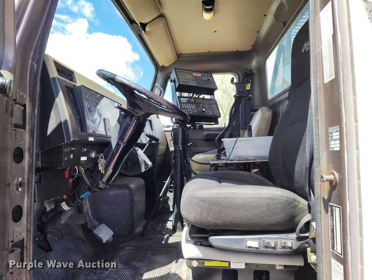 image for item ED0061 1993 International 4700 applicator truck