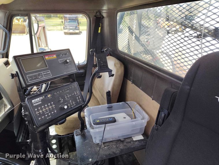 image for item ED0061 1993 International 4700 applicator truck