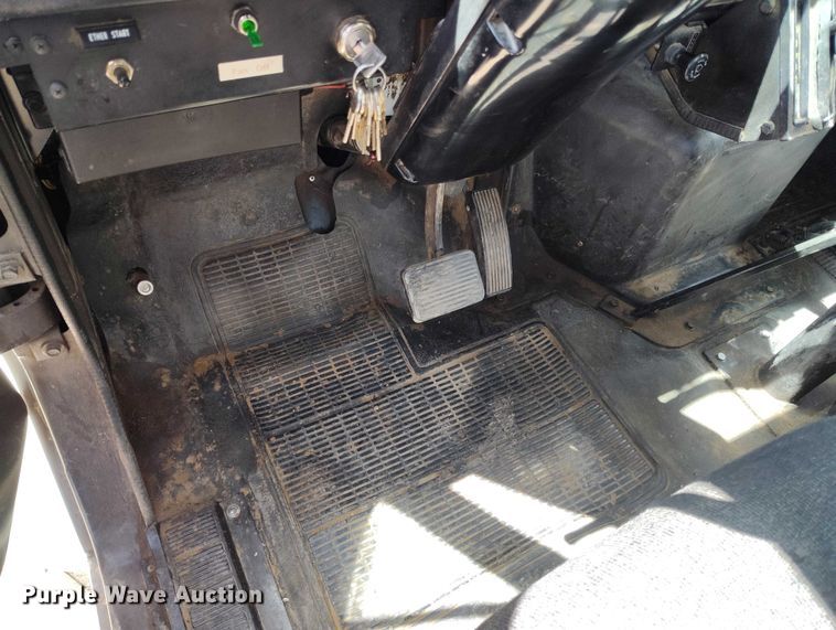 image for item ED0061 1993 International 4700 applicator truck