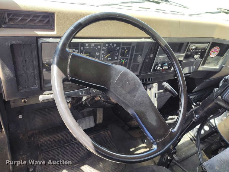 image for item ED0061 1993 International 4700 applicator truck