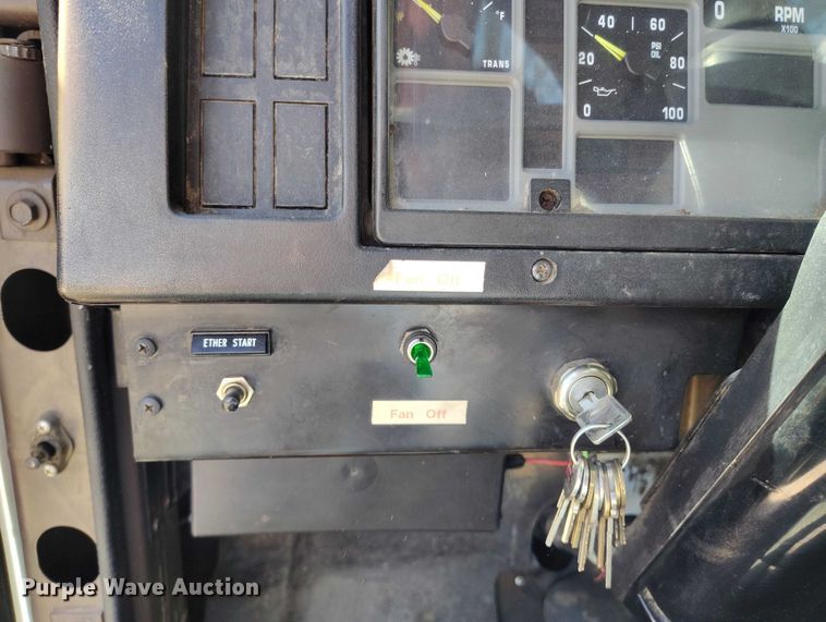 image for item ED0061 1993 International 4700 applicator truck