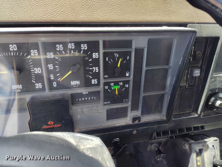 image for item ED0061 1993 International 4700 applicator truck