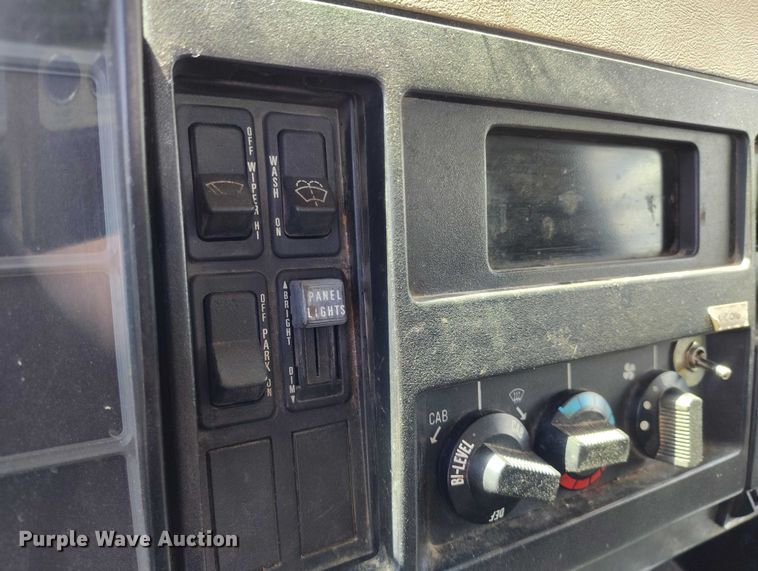 image for item ED0061 1993 International 4700 applicator truck