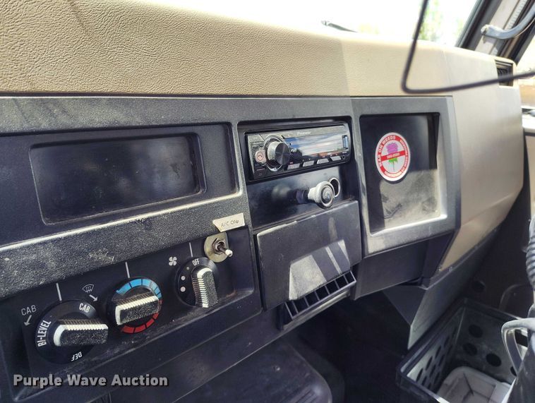 image for item ED0061 1993 International 4700 applicator truck