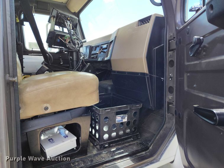 image for item ED0061 1993 International 4700 applicator truck