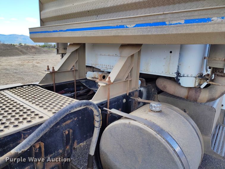 image for item ED0063 1987 Freightliner Conventional semi truck