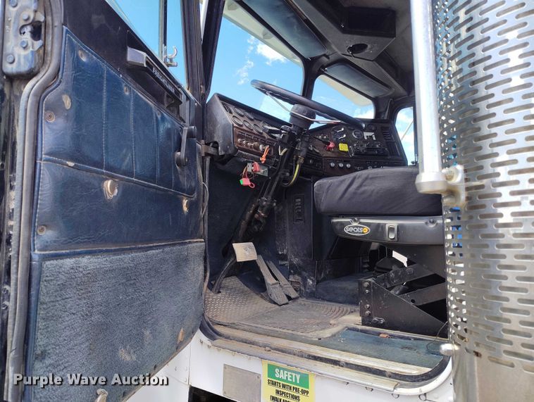 image for item ED0063 1987 Freightliner Conventional semi truck