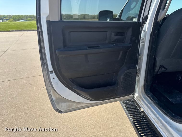 image for item ER0475 2019 RAM 1500 Crew Cab pickup truck