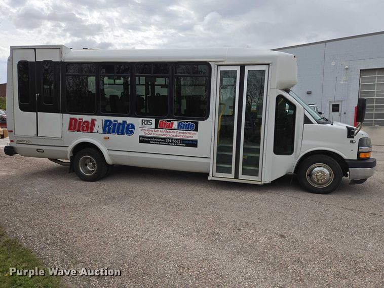 image for item ER1507 2014 Chevrolet Aerotech 4500 Express shuttle bus