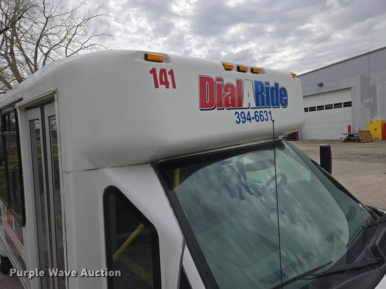 image for item ER1507 2014 Chevrolet Aerotech 4500 Express shuttle bus