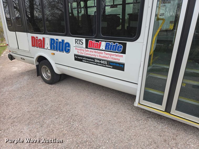image for item ER1507 2014 Chevrolet Aerotech 4500 Express shuttle bus