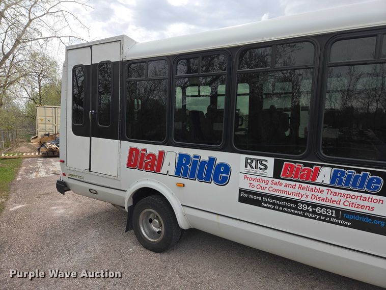 image for item ER1507 2014 Chevrolet Aerotech 4500 Express shuttle bus