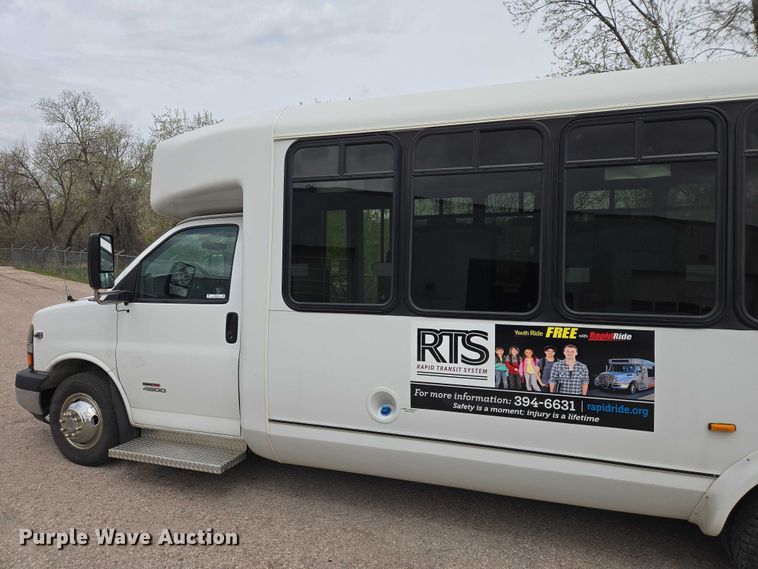 image for item ER1507 2014 Chevrolet Aerotech 4500 Express shuttle bus